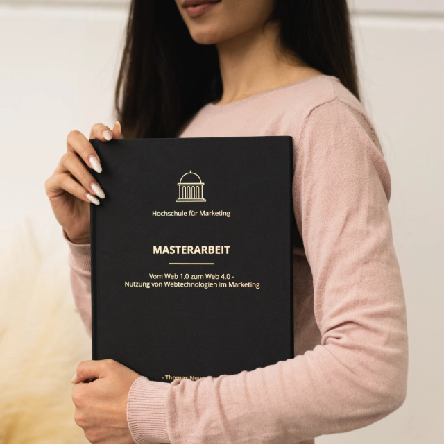 Schwarzes Hardcover mit goldener Prägung